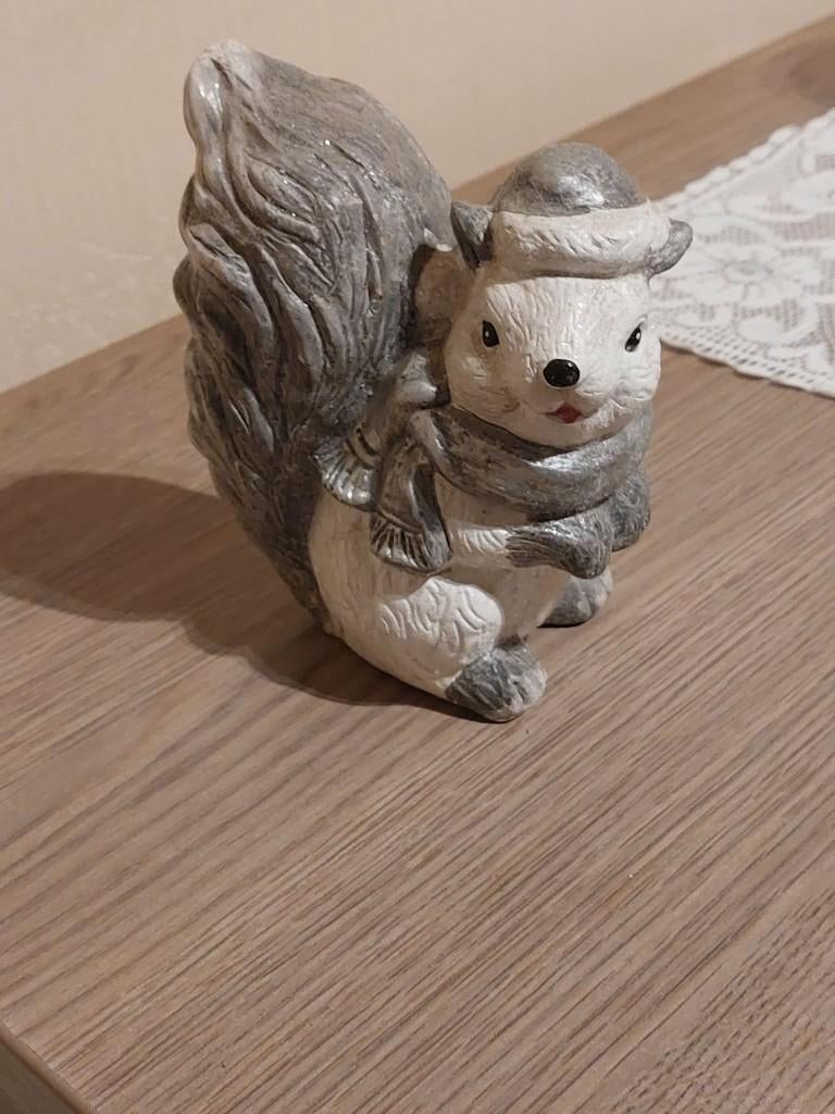 Decoratief beeldje:Eekhoorn klaar voor de winter, Envoi, Comme neuf, Animal