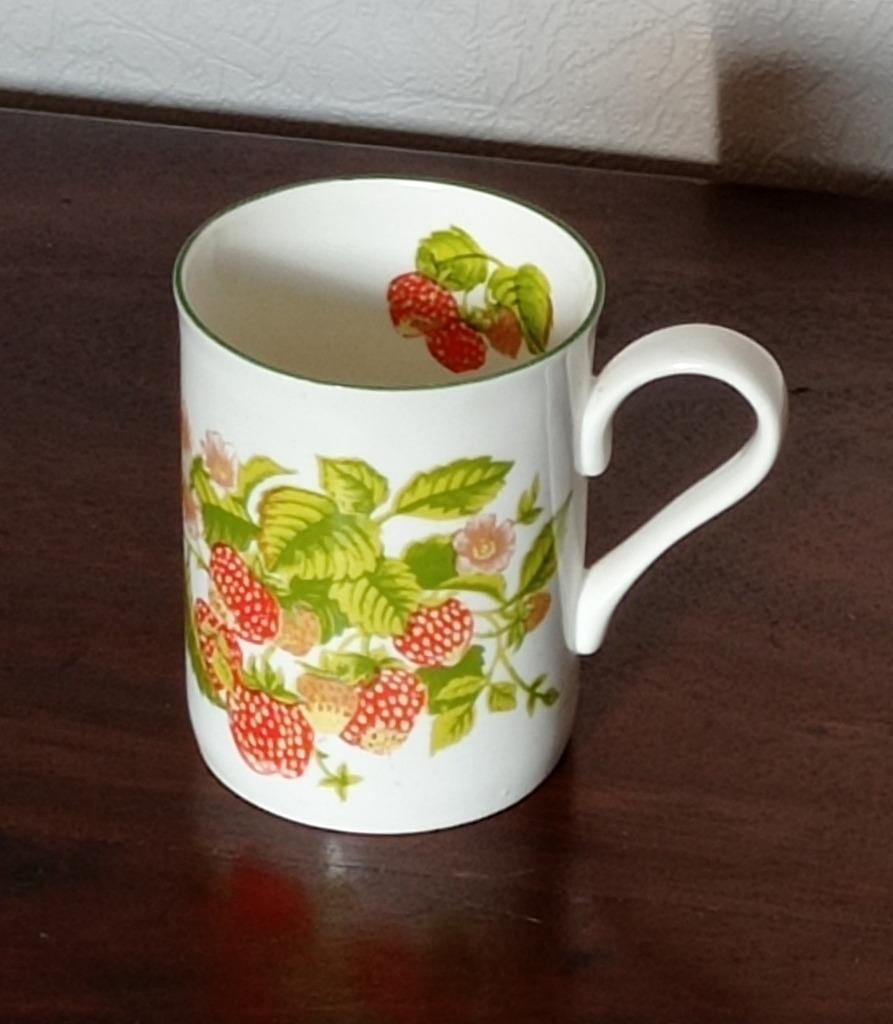 porseleinen tas met fruitmotief (aardbeien), Huis en Inrichting, Ophalen of Verzenden, Nieuw, Porselein, Kop(pen) en/of Schotel(s)