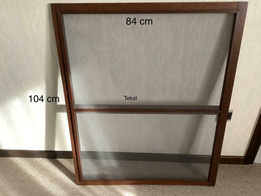 Degelijk Meranti vliegenraam: 2 stuks, Doe-het-zelf en Bouw, Glas en Ramen, Ophalen, 80 tot 120 cm, Zo goed als nieuw, 80 tot 120 cm