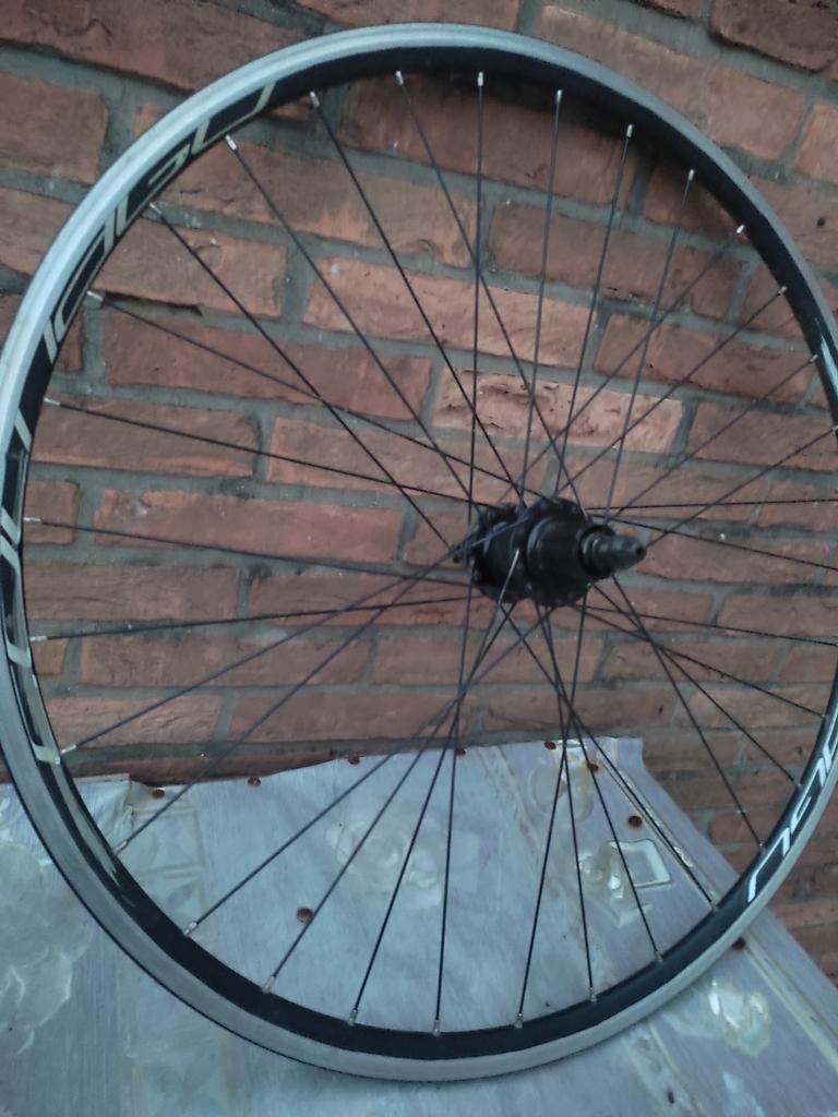 Sport fietsen wielen 2 x, Ophalen, Zo goed als nieuw
