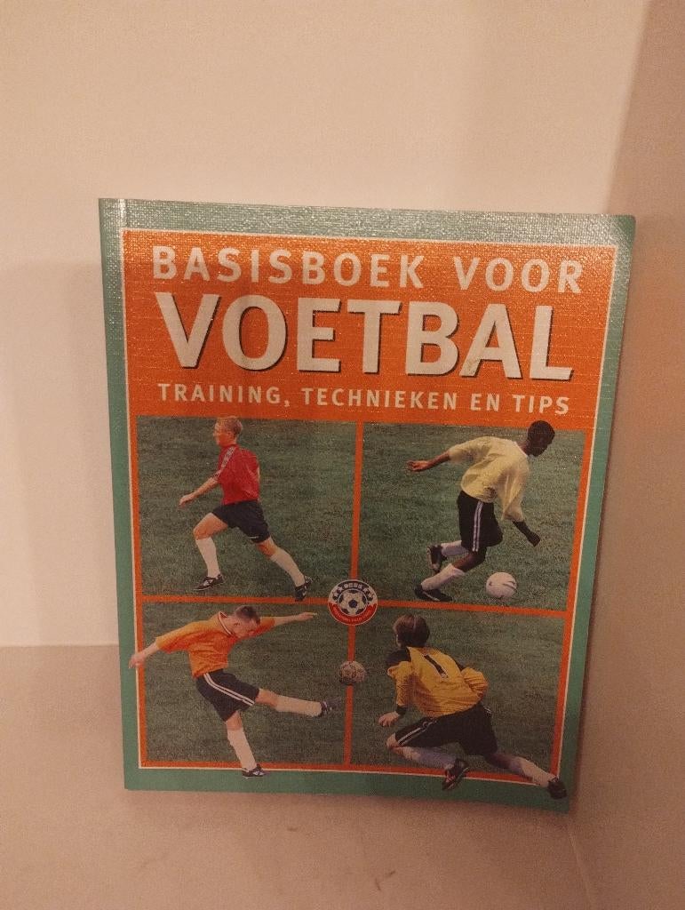 Basisboek voor voetbal - training, technieken en tips, Enlèvement, Comme neuf, Sport de ballon