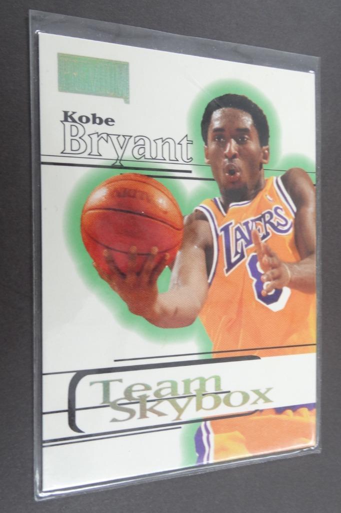 '98 PREMIUM "Team Skybox" Kobe Bryant #221, Sport en Fitness, Basketbal, Verzenden, Zo goed als nieuw, Overige typen