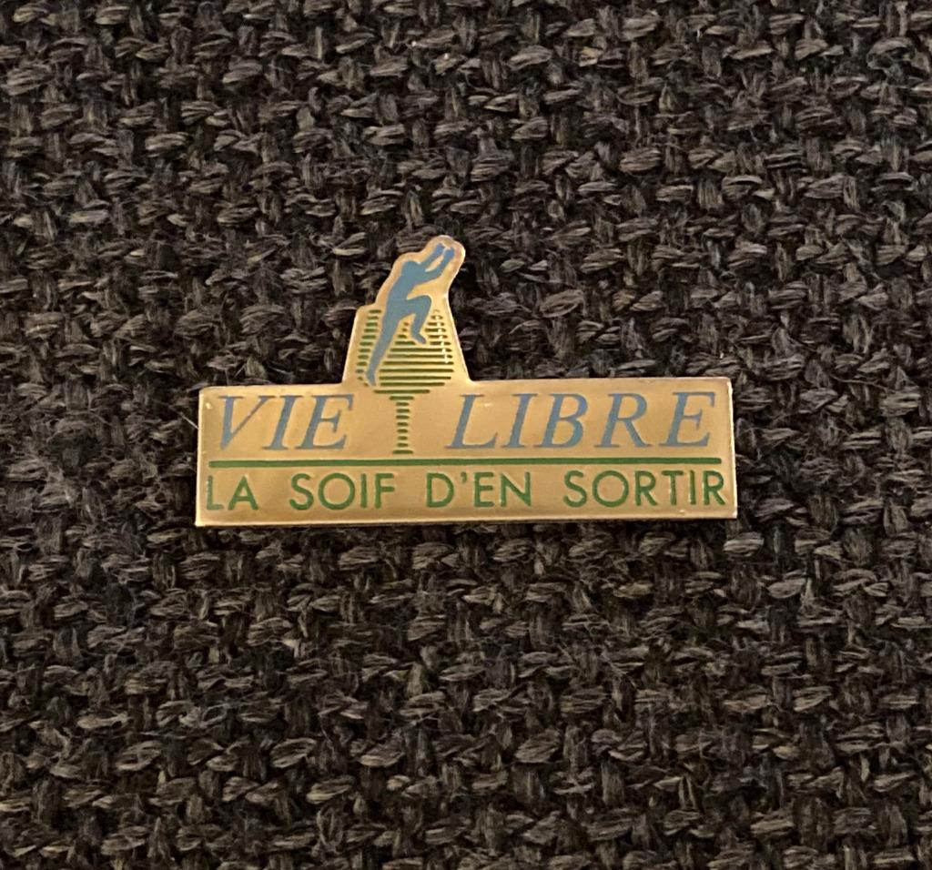 PIN - VIE LIBRE - LA SOIF D'EN SORTIR - ALCOHOL - ALCOOL, Envoi, Utilisé, Autres sujets/thèmes, Insigne ou Pin's