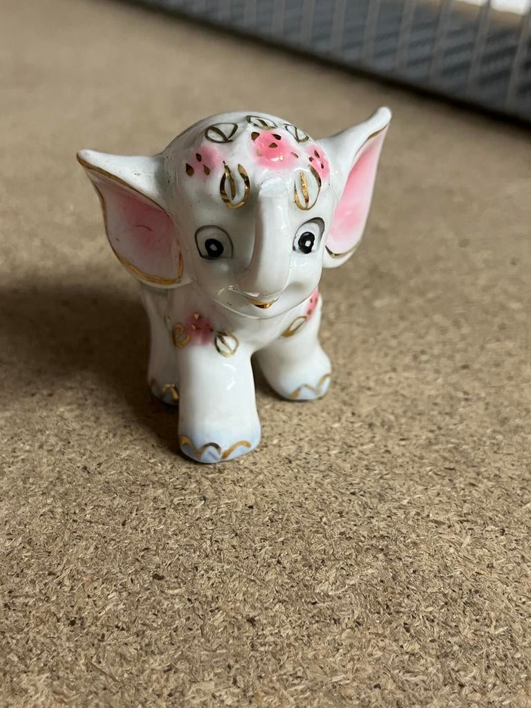 Magnifique Éléphant en Porcelaine