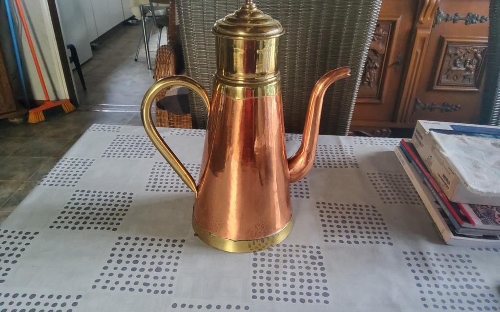 Antieke koperen koffiekan, Enlèvement, Cuivre