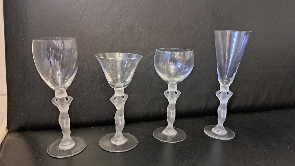 Art Deco glazen naakte dame, Enlèvement