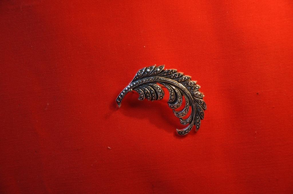 §  broche de fantaisie (13), Enlèvement ou Envoi, Utilisé