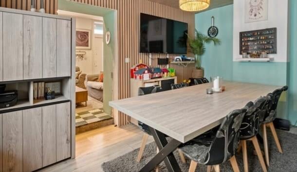 Table avec 6 chaises et meuble de bar avec éclairage., Enlèvement