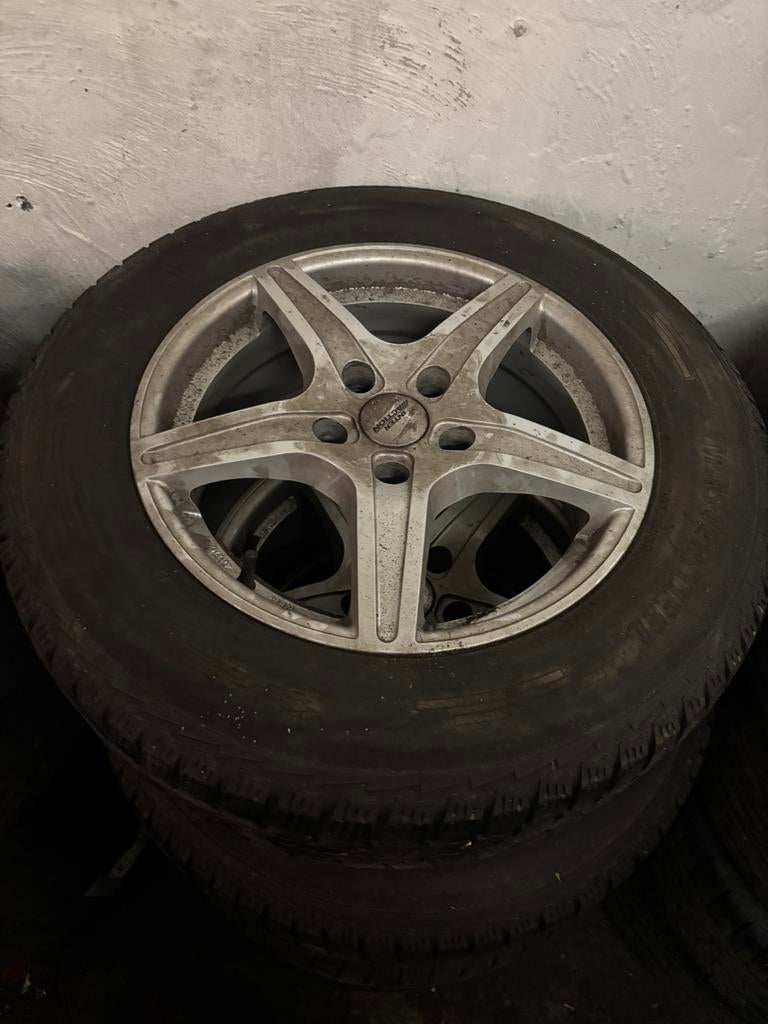 Nissan qashqai Alu velgen 16” Winterbanden versleten, Auto-onderdelen, Ophalen, Winterbanden, Band(en)