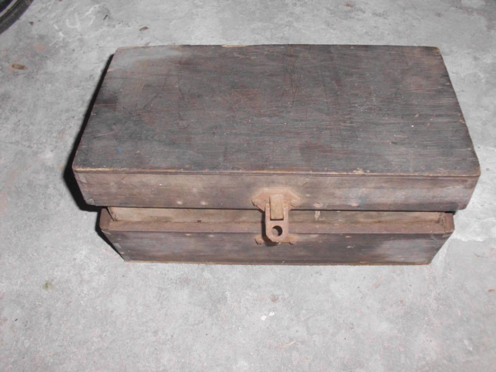 Oud houten gereedschapskistje, Ophalen