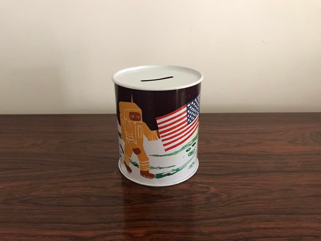 Vintage blikken blik spaarpot astronaut maanlanding, Verzamelen, Spaarpotten, Zo goed als nieuw, Ophalen of Verzenden