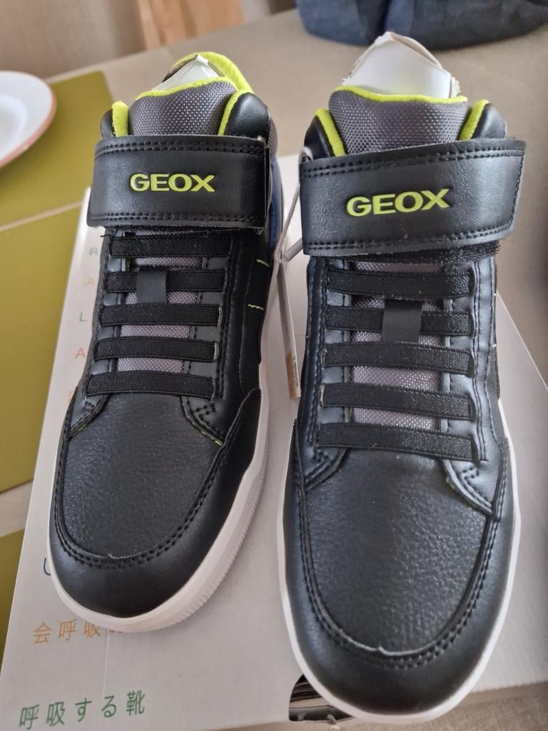 Nieuwe jongensschoenen, Ophalen
