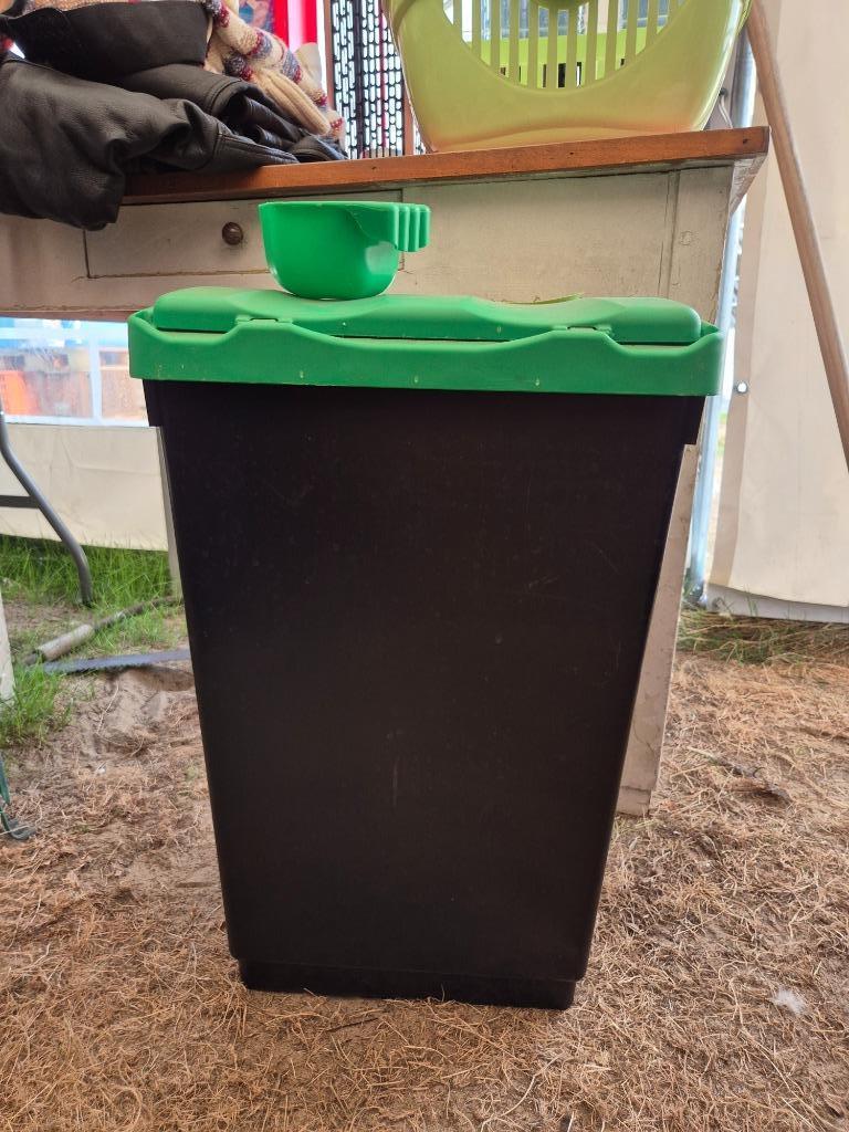 Voerbak met schepje - Geel - Putte, Dieren en Toebehoren, Ophalen of Verzenden