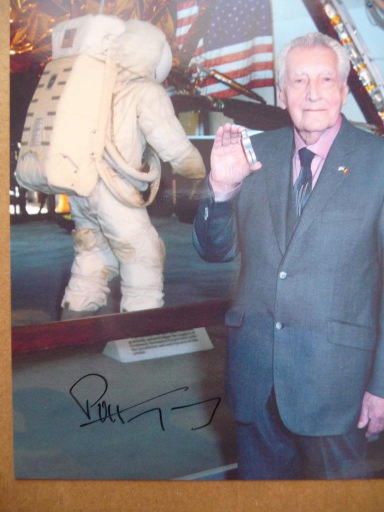PAUL VAN HOEYDONCK ;FOTO : FALLEN ASTRONAUT, GESIGNEERD, Ophalen of Verzenden