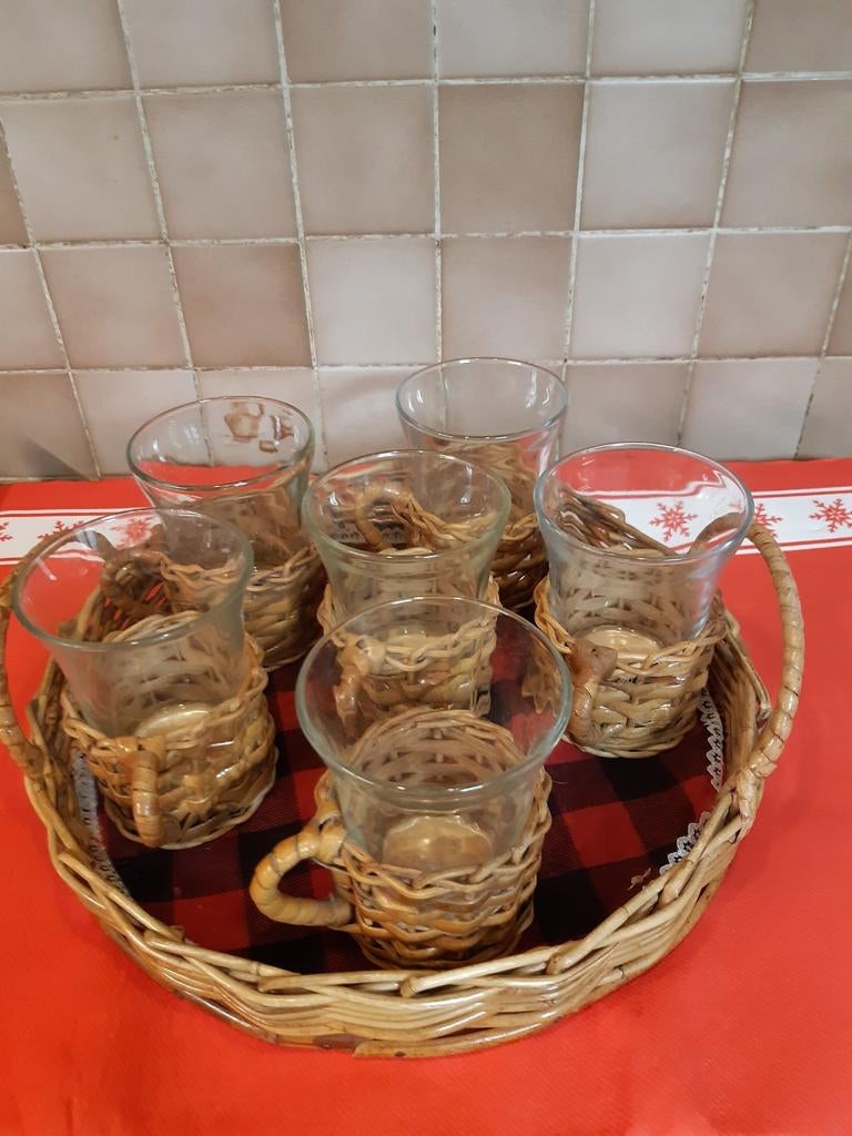 Theeglazen 6 stuks met rotanhouder en 1 dienblad in rotan, Huis en Inrichting, Ophalen, Zo goed als nieuw