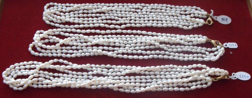 Colliers NEUFS de 4 rangs perles rivière baroques blanches, Bijoux, Sacs & Beauté, Colliers, Neuf, Pierre ou Minéral, Enlèvement ou Envoi