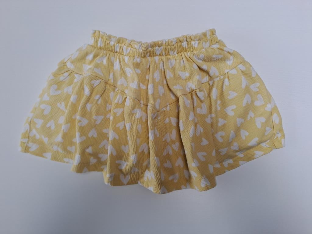 t 98-107 Jupe jaune avec cœurs blancs, relief et short en b, Enfants & Bébés, Vêtements enfant | Taille 104, Kiabi, Robe ou Jupe