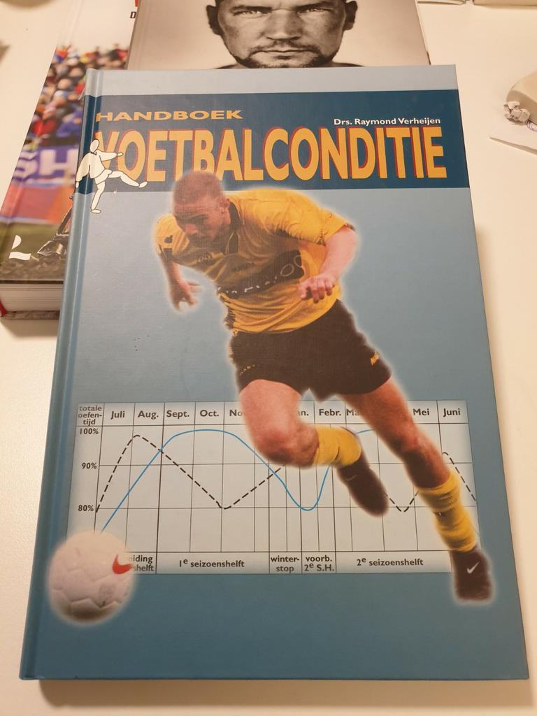 HANDBOEK VOETBALCONDITIE onder redactie van R. Verheijen, Ophalen of Verzenden, Zo goed als nieuw