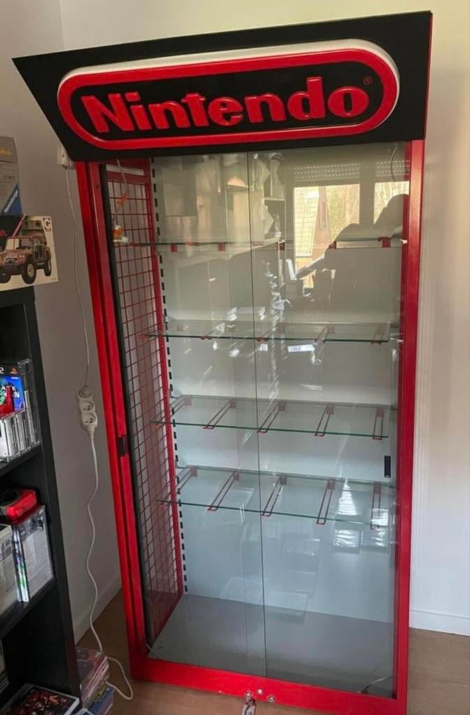GEZOCHT!  Nintendo vitrine kast origineel., Games en Spelcomputers, Ophalen