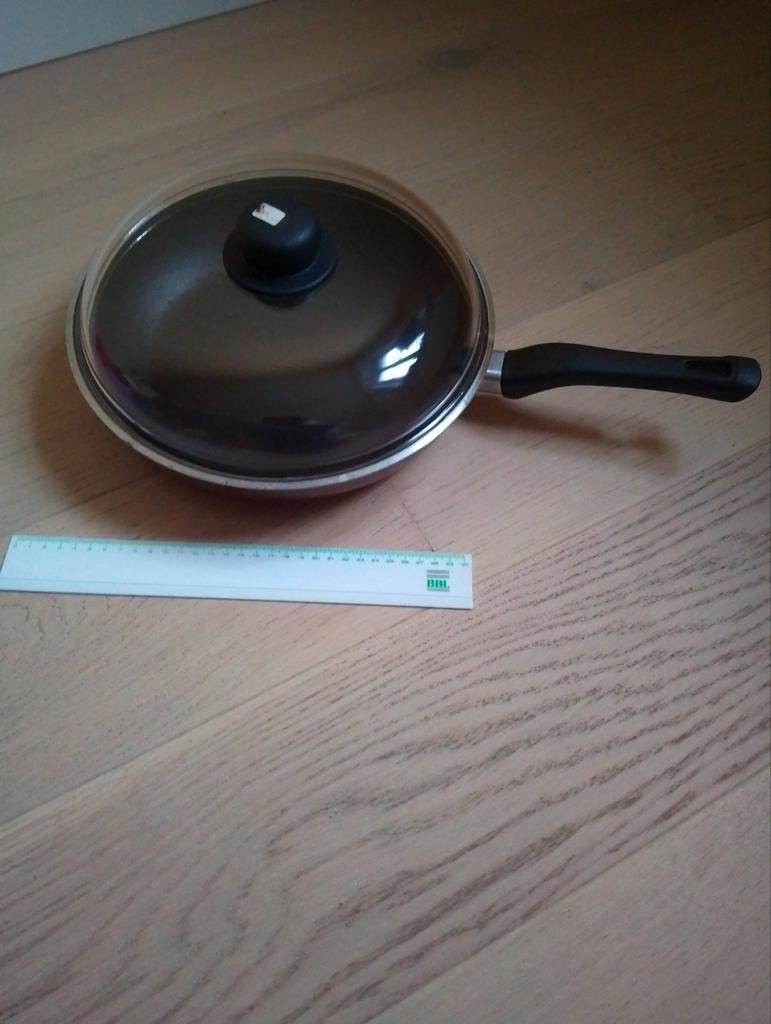 Steelpan - hapjespan 30 cm met deksel, Huis en Inrichting, Ophalen of Verzenden, Gebruikt