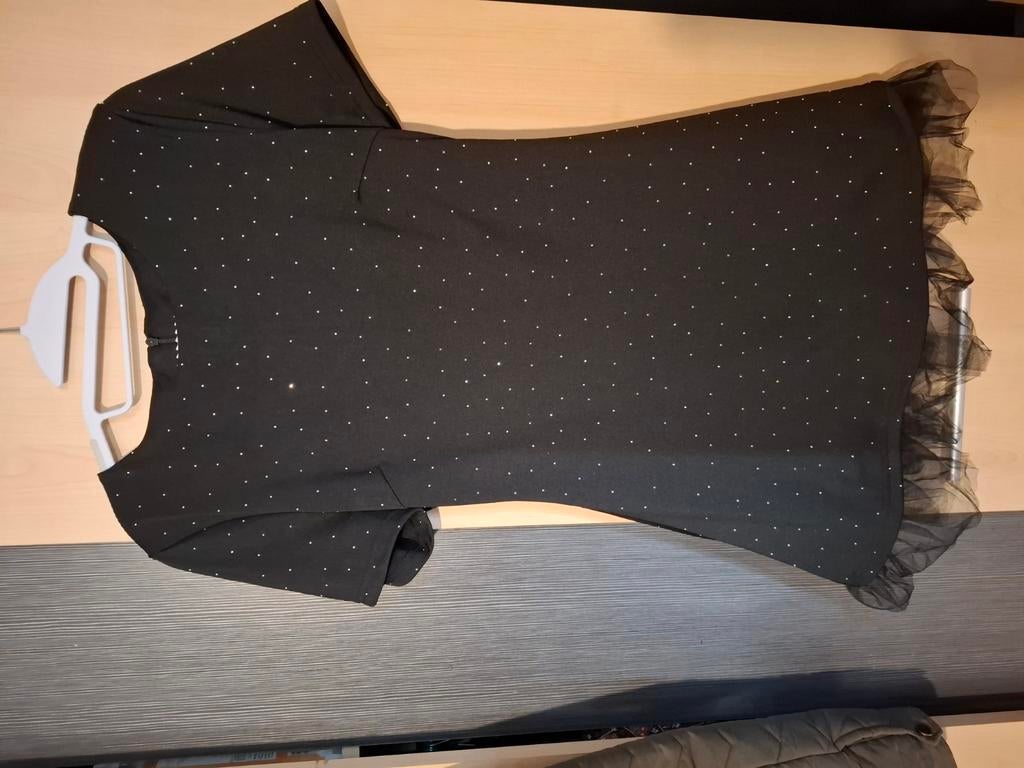Robe noire taille S avec strass et finition voilage, Enlèvement, Comme neuf
