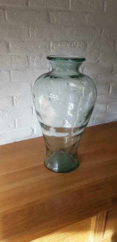 Grand vase en verre, Enlèvement