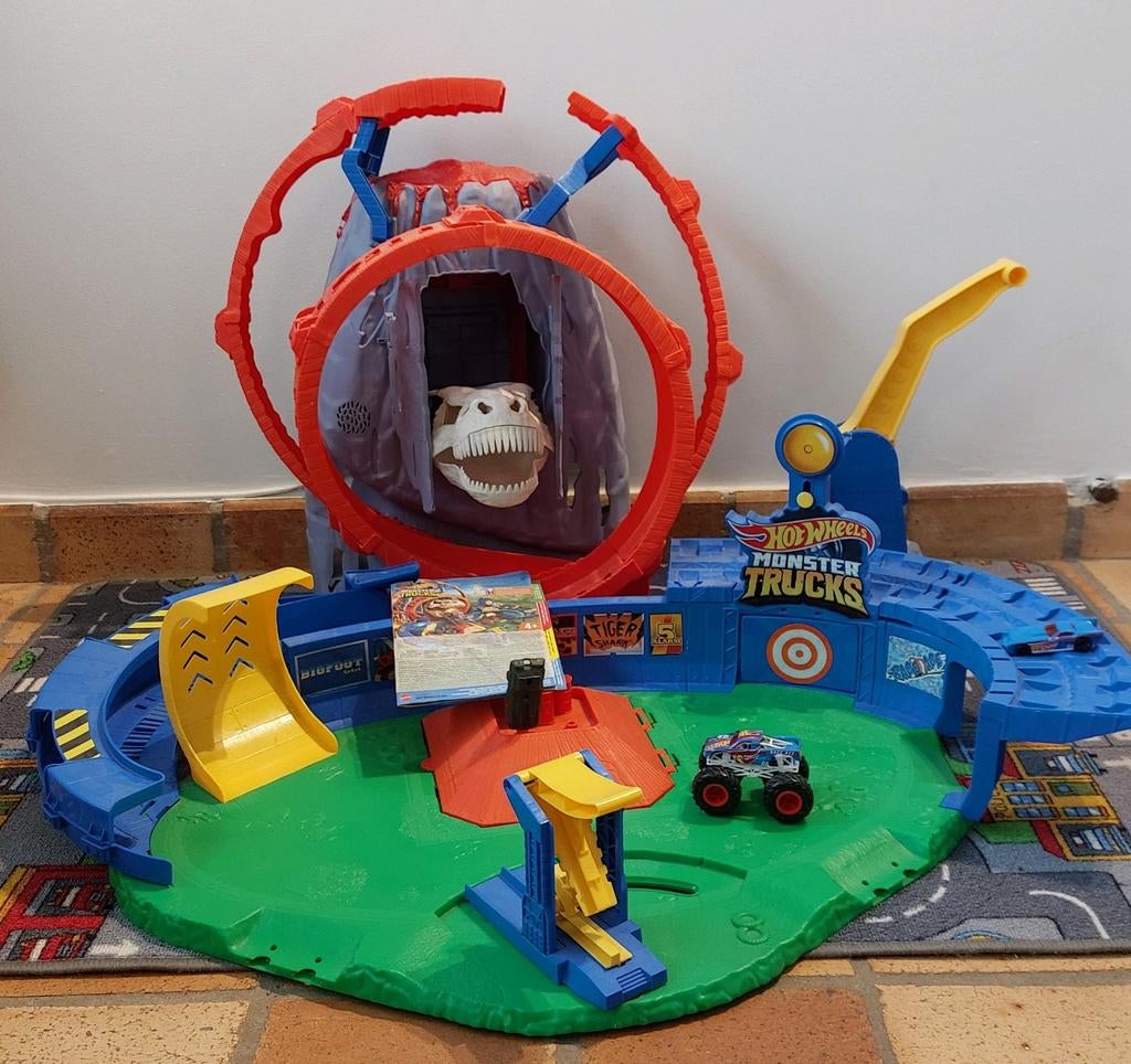 Hot Wheels Monster Trucks - Le Volcan Crash, Kinderen en Baby's, Speelgoed | Racebanen, Zo goed als nieuw, Racebaan, Handmatig
