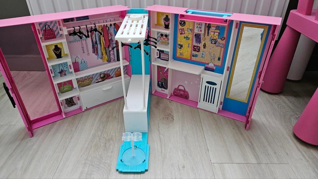 Barbie kleerkast, Kinderen en Baby's, Ophalen of Verzenden, Zo goed als nieuw, Accessoires