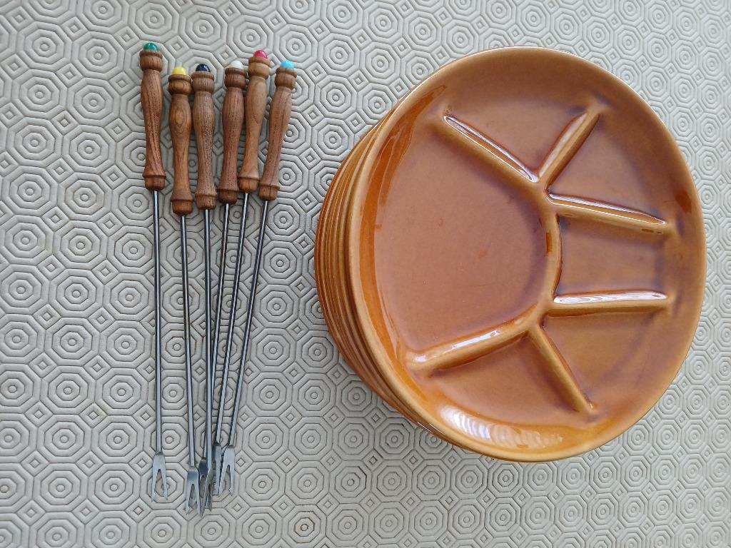 Assiettes à fondue avec 6 bâtonnets à fondue, Neuf, Assiettes(s), Poterie, Enlèvement