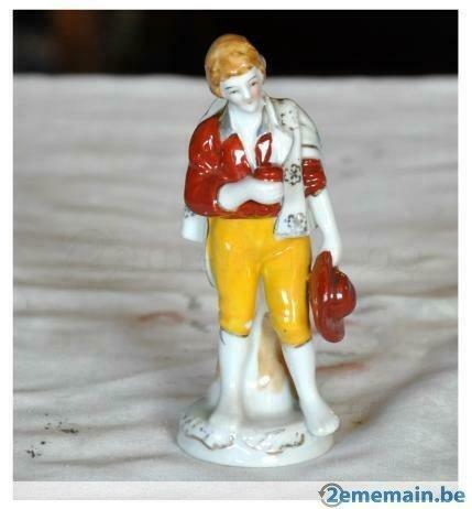statuette en porcelaine homme verre a la main