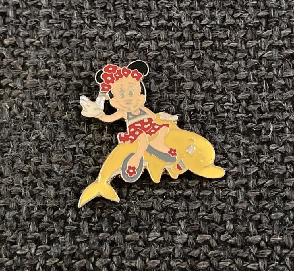 PIN - DISNEY - MINNIE MOUSE - DOLFIJN - DAUPHIN, Verzenden, Gebruikt, Figuurtje, Speldje of Pin