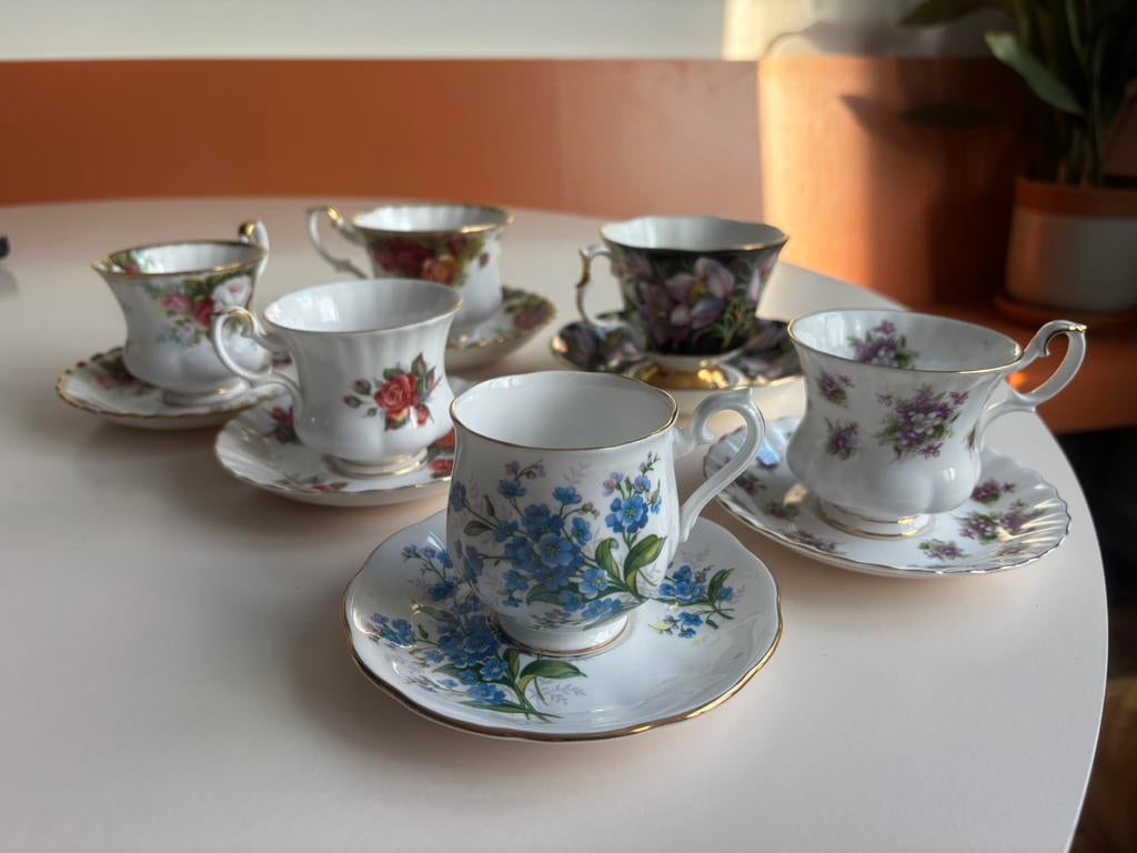Verschillende Royal Albert theesets, Ophalen