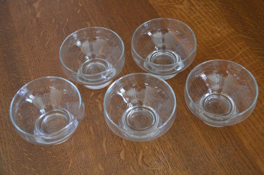 5 dessertglaasjes op voetje  glas doorsnee boven 9 cm H 6 cm, Gebruikt, Ophalen of Verzenden, Glas, Kom(men)