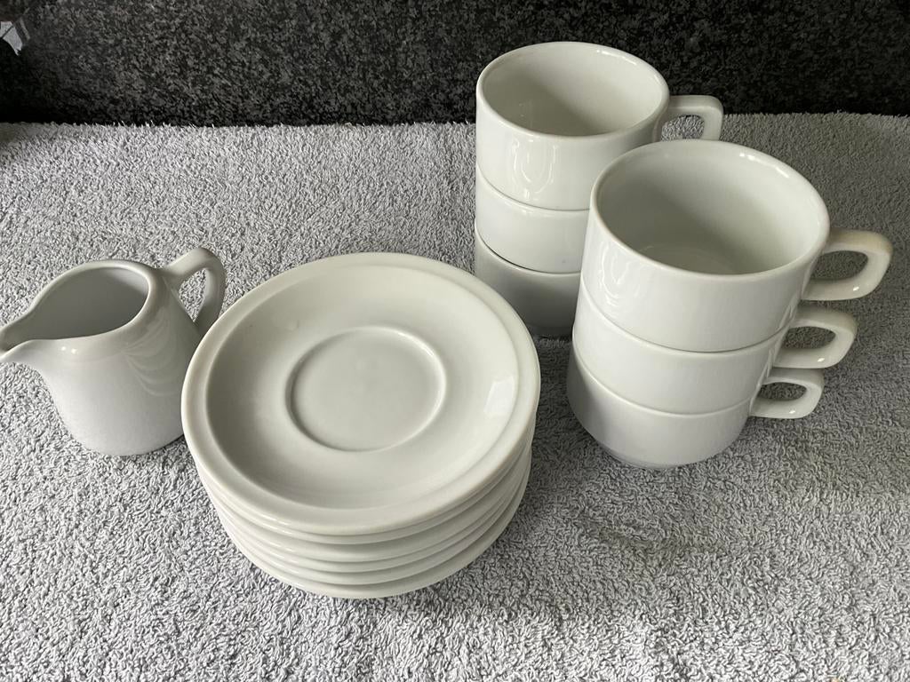 6 witte koffietassen , ondertasjes en melkpot ., Huis en Inrichting, Ophalen, Gebruikt, Kop(pen) en/of Schotel(s)