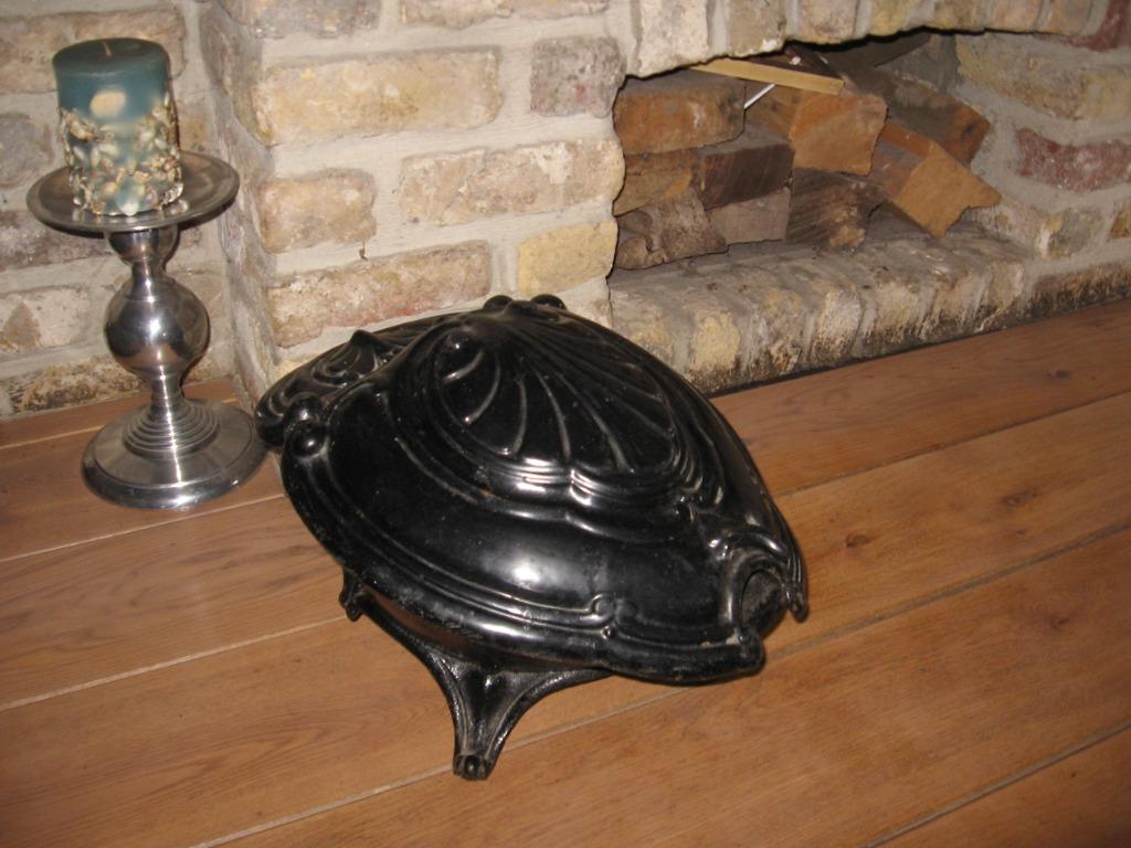 Pot à charbon ancien en fer noir, Enlèvement