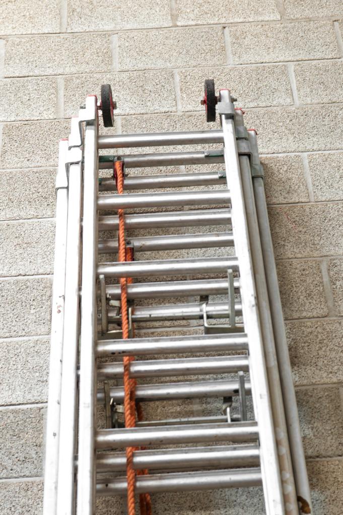 Bouw Ladder alu lang, Ophalen, Zo goed als nieuw, Ladder, 4 meter of meer