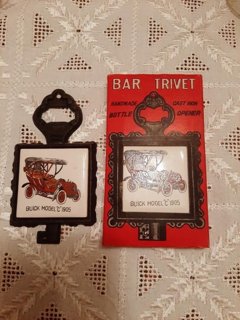 Ouvre-bouteille vintage en fonte, plat de bar, modèle Buick, Antiquités & Art, Enlèvement ou Envoi