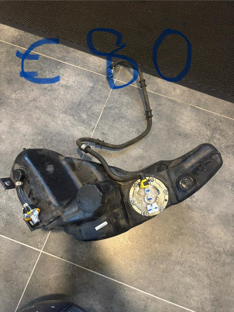 Benzinetank met pomp piaggio zip iget, Fietsen en Brommers, Ophalen, Zo goed als nieuw, Tank, Piaggio