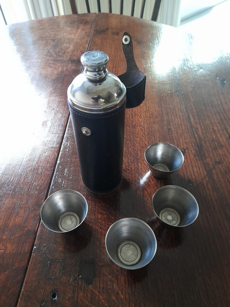 Mini thermos en acier inoxydable et cuir avec 4 tasses, Caravanes & Camping, Enlèvement ou Envoi