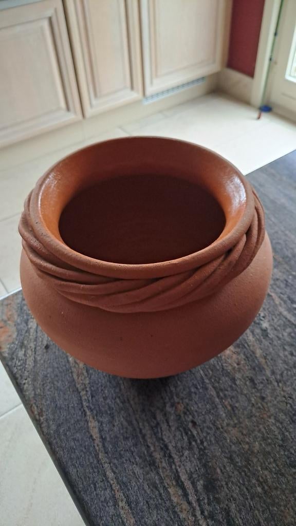 Sierbloempot in terracotta, Enlèvement, Terracotta