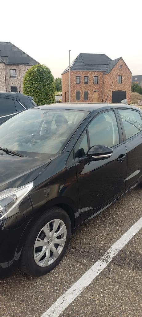 Peugeot 208 (2017) benzine 121xxx km + carpass keuring 2026, Auto's, Voorwielaandrijving, 4 zetels, Stof, Zwart