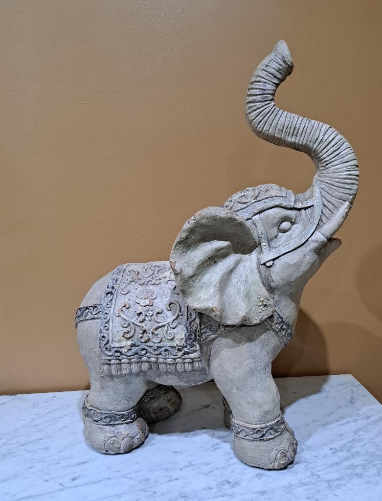 Éléphant en pierre moulé, Enlèvement, Pierre
