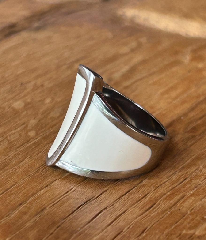 Bague Victoria, design belge taille 18/57, Bijoux, Sacs & Beauté, Bagues, Enlèvement ou Envoi, Fer ou Acier, Utilisé, 17 à 18