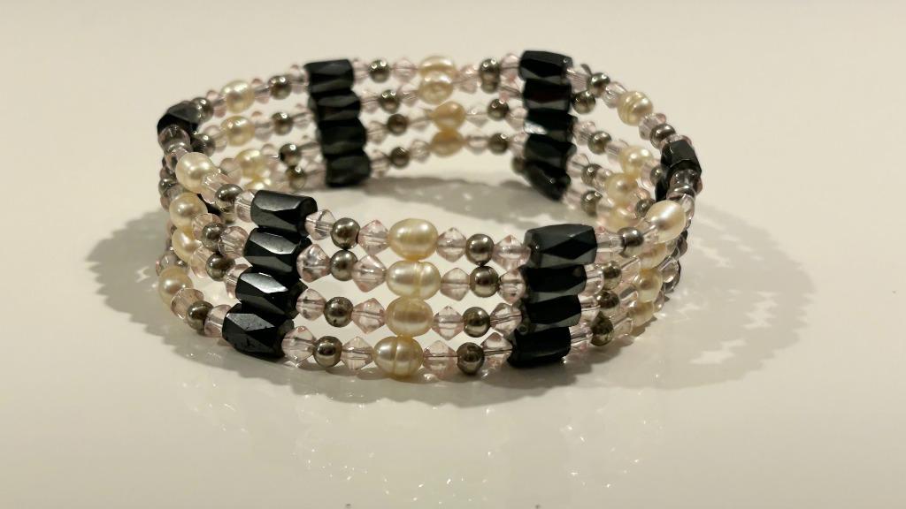 Magnetische ecru-zwarte halsketting / armband, Bijoux, Sacs & Beauté, Colliers, Neuf, Enlèvement ou Envoi, Beige, Synthétique