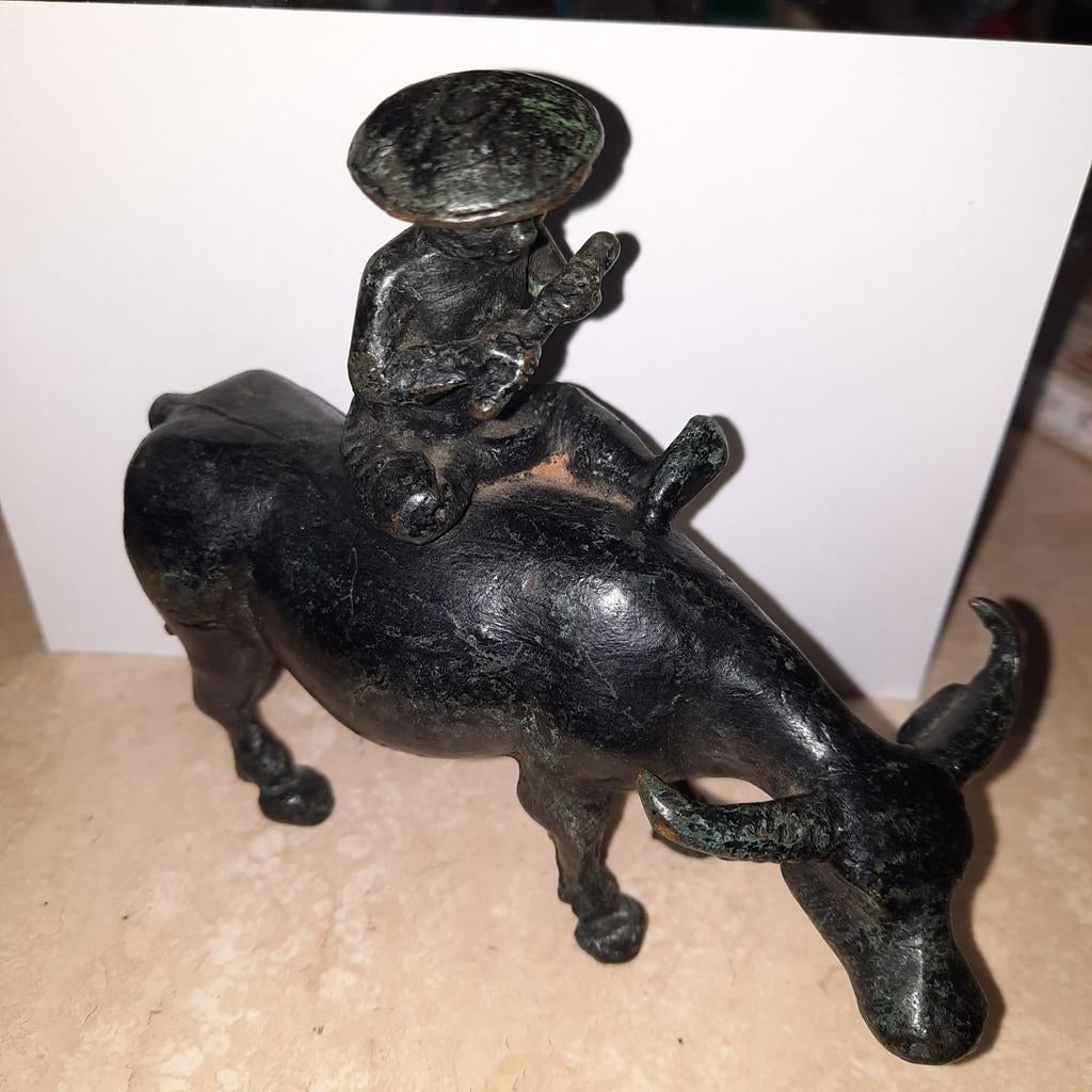 Statue en bronze représentant un bœuf et un homme sifflant., Antiquités & Art, Antiquités | Bronze & Cuivre, Bronze, Enlèvement ou Envoi