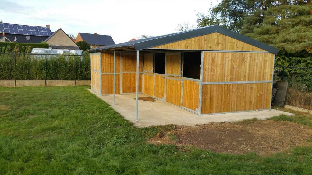 Paarden stallen  schuilhok schut stal buiten box  ramen deur