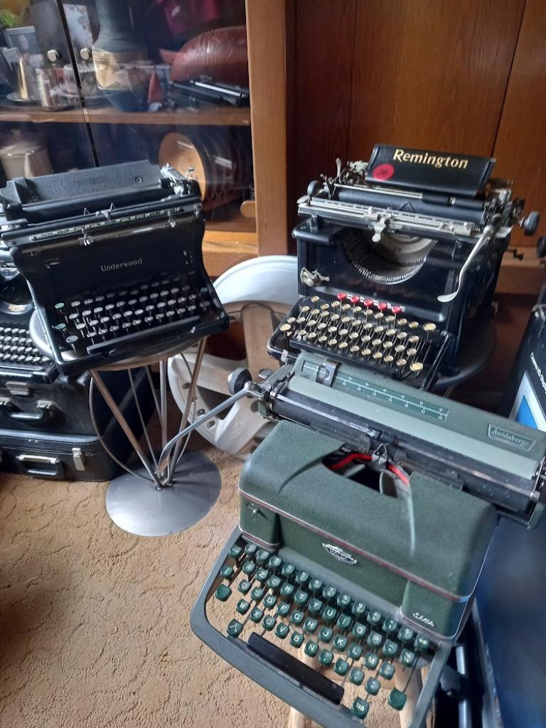 Kleine mooie verzameling schrijfmachines, Ophalen