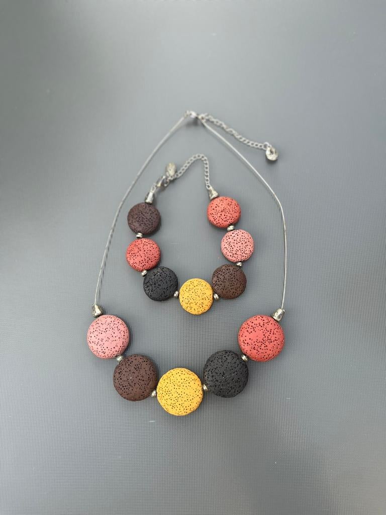 Collier et bracelet tendance - perles en pierre de lave, Pierre ou Minéral, Autres couleurs, Comme neuf, Enlèvement