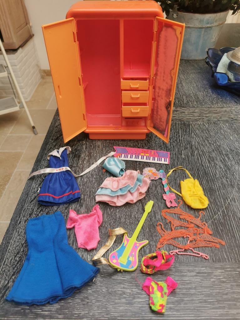 Armoire Barbie vintage avec accessoires, Enlèvement ou Envoi, Utilisé, Vêtements