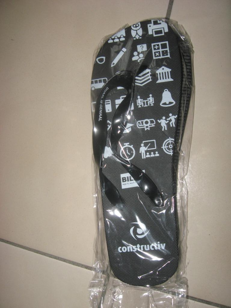 Nieuwe teenslippers met bijhorend rugzakje maat 42 - 44, Vêtements | Hommes, Chaussures, Neuf, Chaussons, Enlèvement, Noir